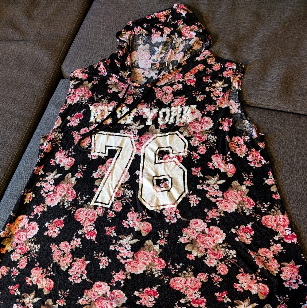 Women's Flowery Top!